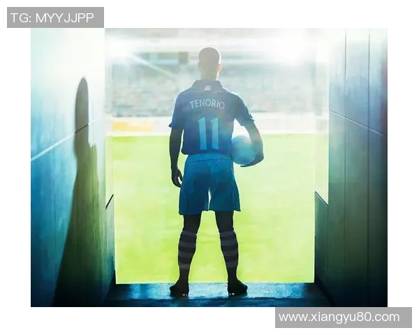 足球明星男士背影魅力展现细腻瞬间引发无限遐想与热爱